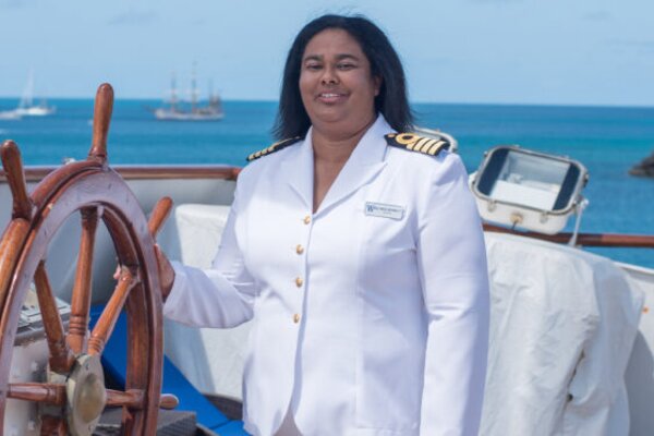مقابلة: بيليندا بينيت، أول قبطان سفينة سياحية ذات بشرة داكنة