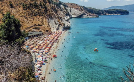 الشاطئ الأوروبي الذي يجب زيارته مع المياه الأكثر زرقة في العالم