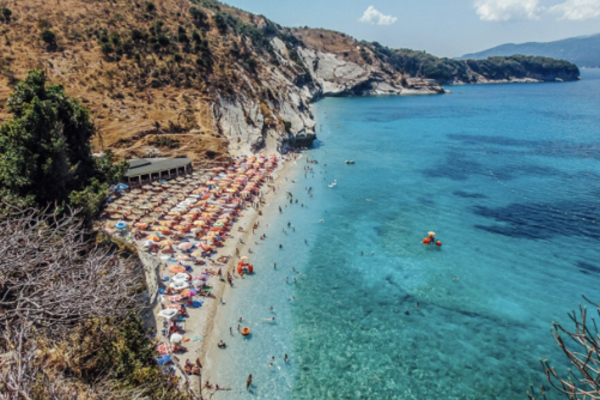 الشاطئ الأوروبي الذي يجب زيارته مع المياه الأكثر زرقة في العالم