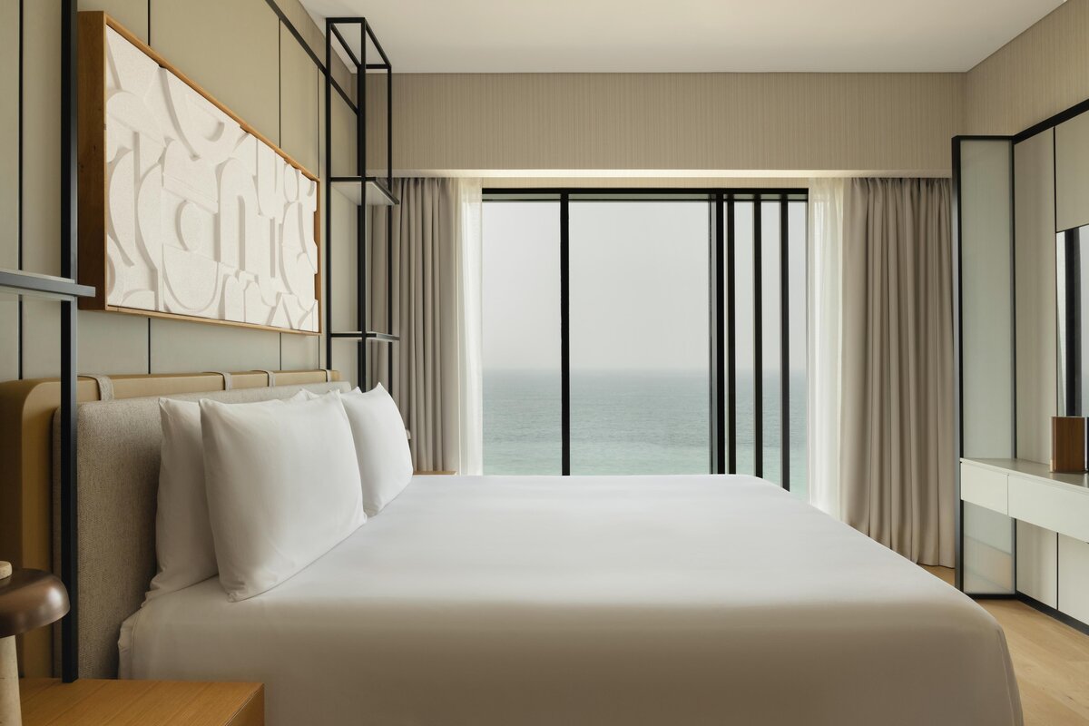 Delano Dubai, Breaking Waves Suite bedroom