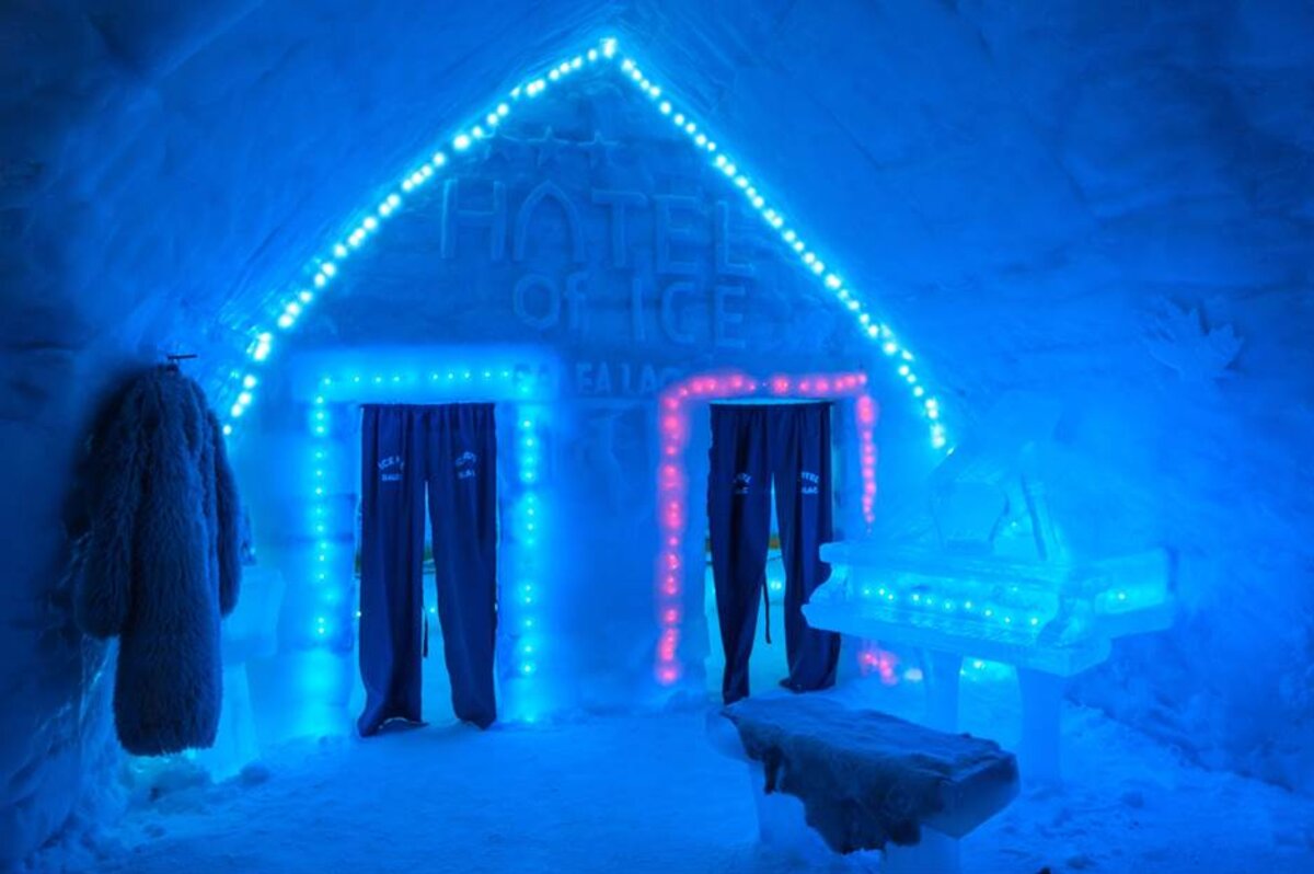 Hotel of Ice, Transylvania, Bar piano