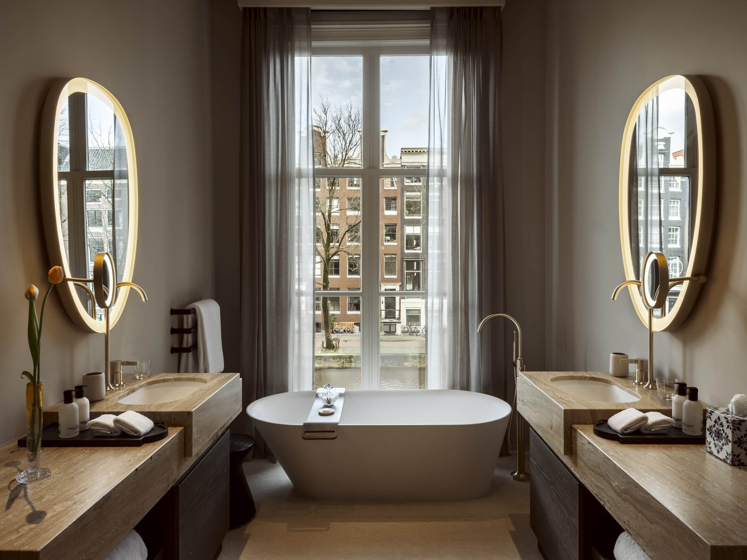 Rosewood Amsterdam, Canal View Suite bathroom