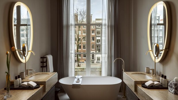 Rosewood Amsterdam, Canal View Suite bathroom