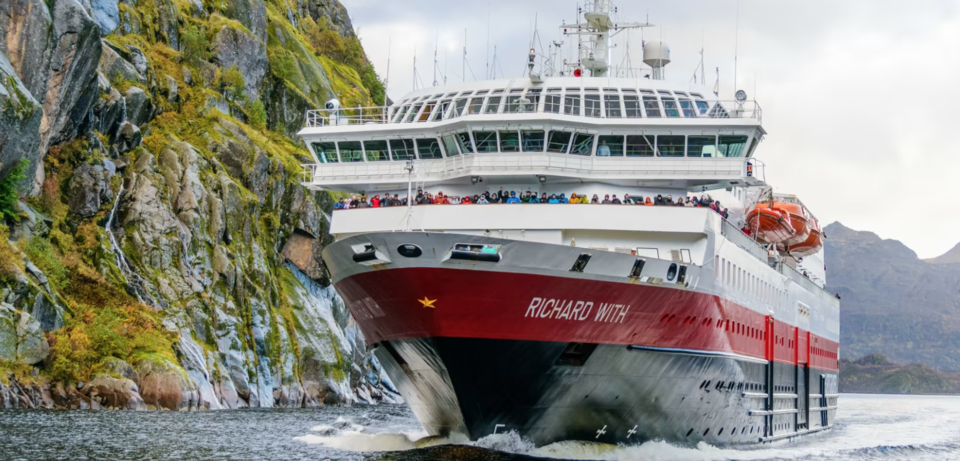 شركة هورتيغروتن النرويج تطلق أول سفينة هجينة لها