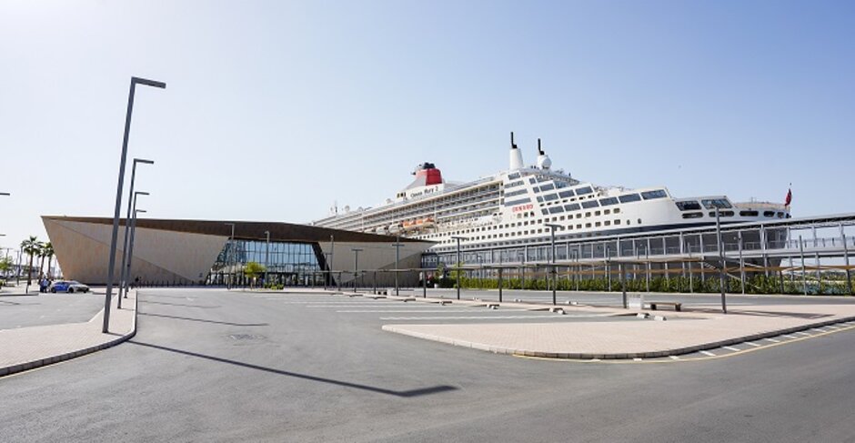 السفينة كوين ماري 2 تقوم بأول رسو لها في ميناء دبي في رحلة بحرية سنوية حول العالم
