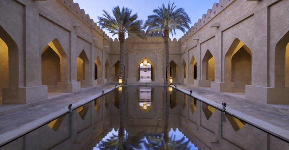 قصر السراب منتجع الصحراء بإدارة أنانتارا يكشف عن حوض سباحة لا متناهي مخصص للبالغين فقط